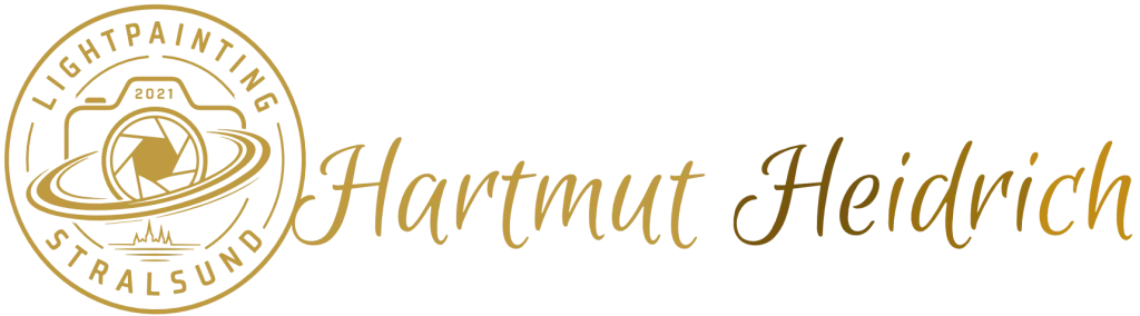 Logo von Hartmut Heidrich in Gold: rundes Emblem mit Kamera und Lichtspur, Schriftzüge „Lightpainting“ und „Stralsund“, daneben der Name in Schreibschrift